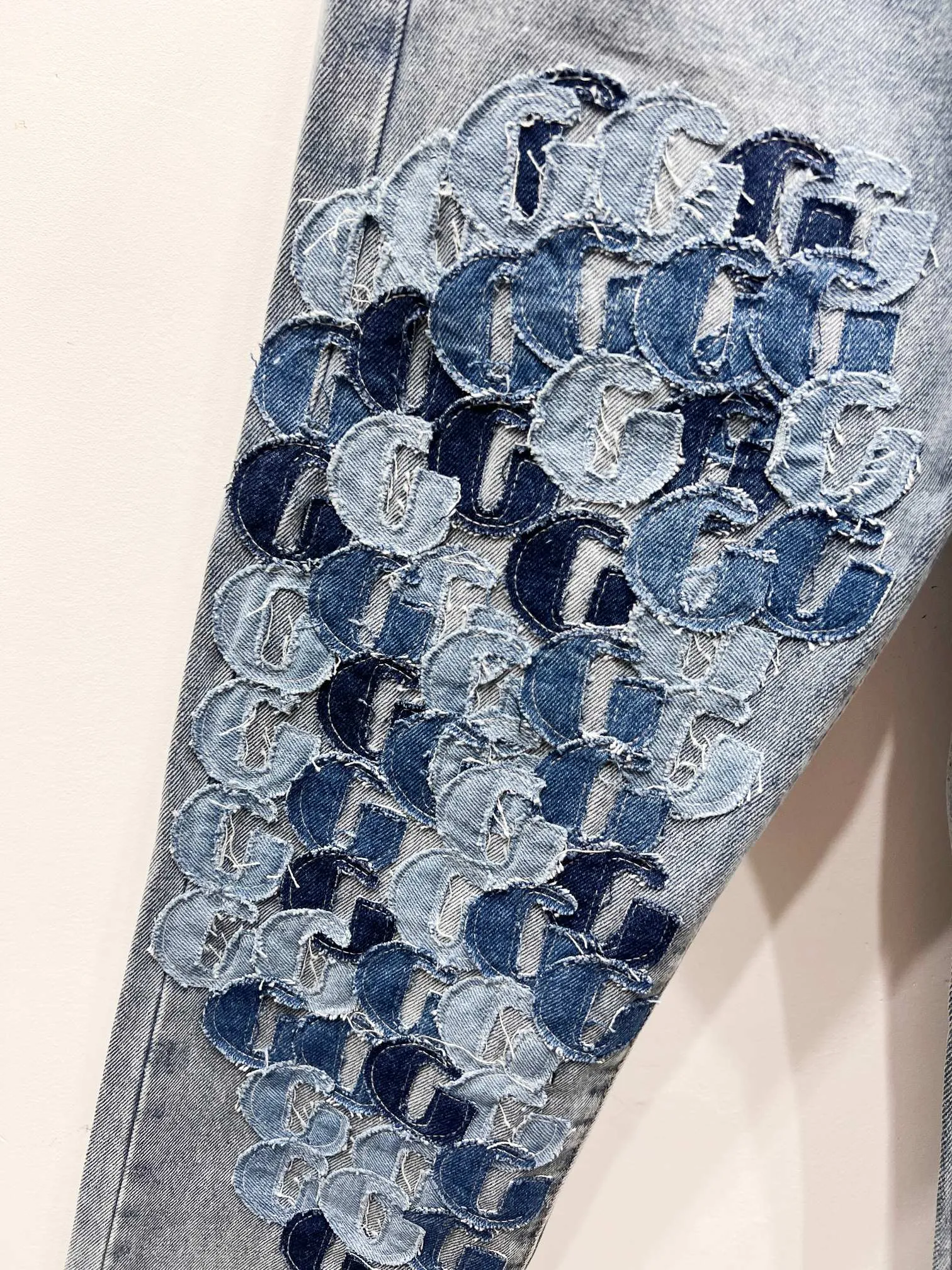 P290 Style number: (c078) Gallery Dept. That is to say, the bell-bottom pants that have been eliminated by society have also been put to good use by GALLERY DEPT. Through reasonable revisions, the calf circumference is appropriately reduced, which can make the wearer wear a sense of stacking and drape, increasing the overall sense of fashion. Many items are very personalized and tasteful. Size: 28, 30, 32, 34, 36 (s-xxl) Color: blue